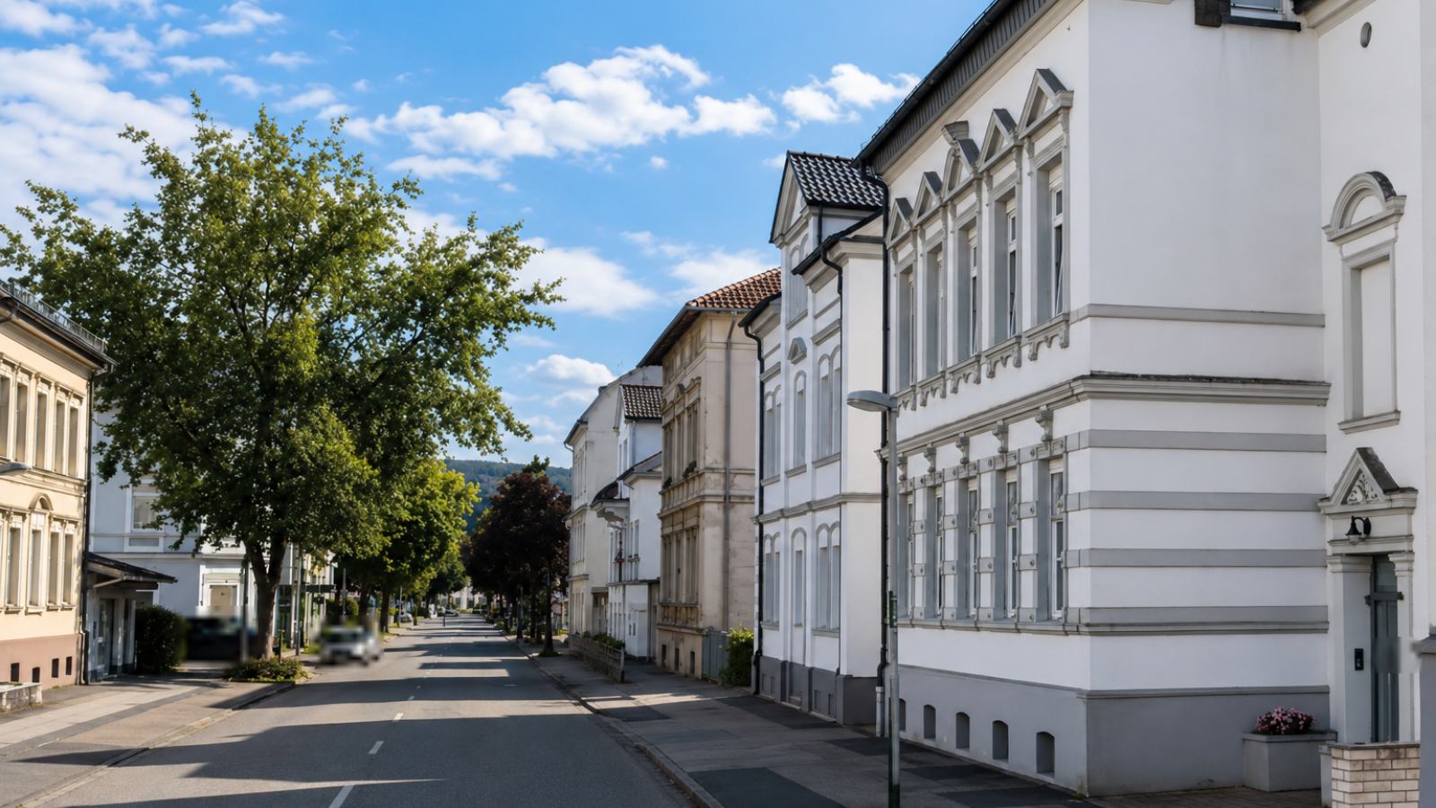 Gründerzeitliche Stadthäuser an einer Straße in Arnsberg