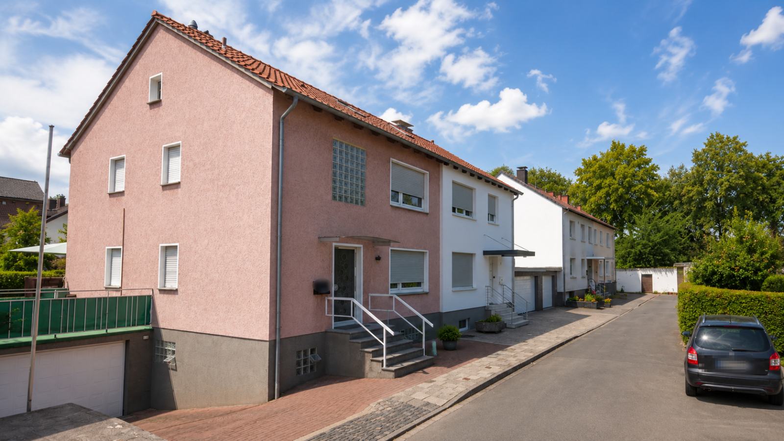 Wohnstraße in Bad Sassendorf mit Doppel- und Mehrfamilienhäusern der Nachkriegszeit