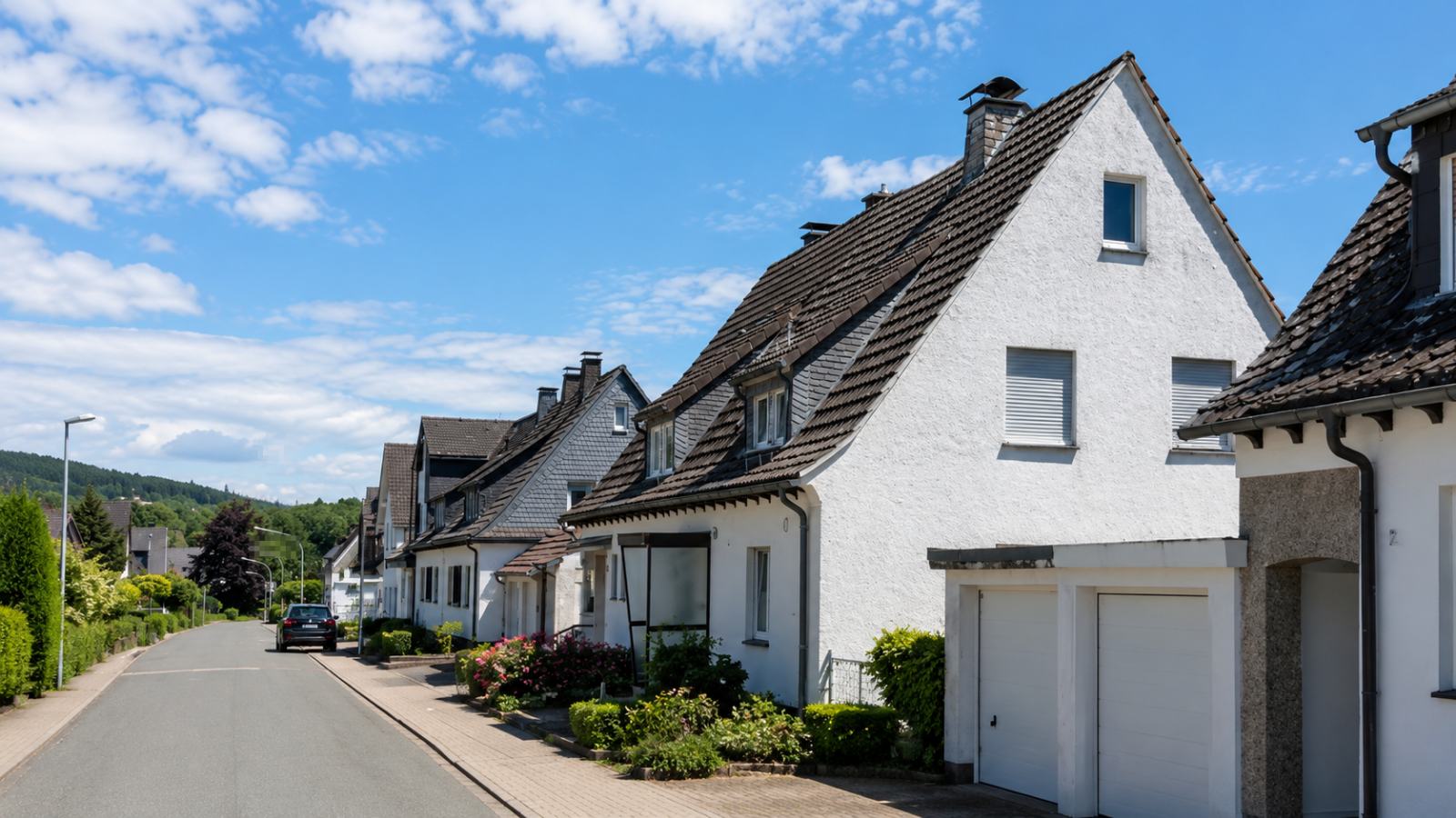 Wohngebiet in Meschede mit Einfamilienhäusern der 1970er-Jahre in Hanglage